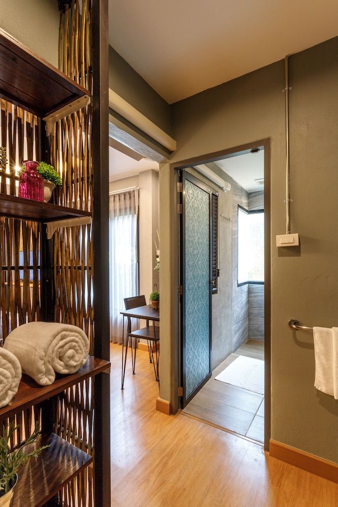 Hostel One Art & Gallery Deluxe Triple Room, Garden View 8