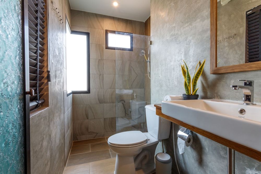 Hostel One Art & Gallery Deluxe Triple Room, City View 9