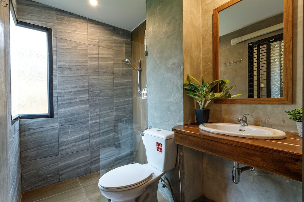 Hostel One Art & Gallery Deluxe Triple Room, Garden View 9