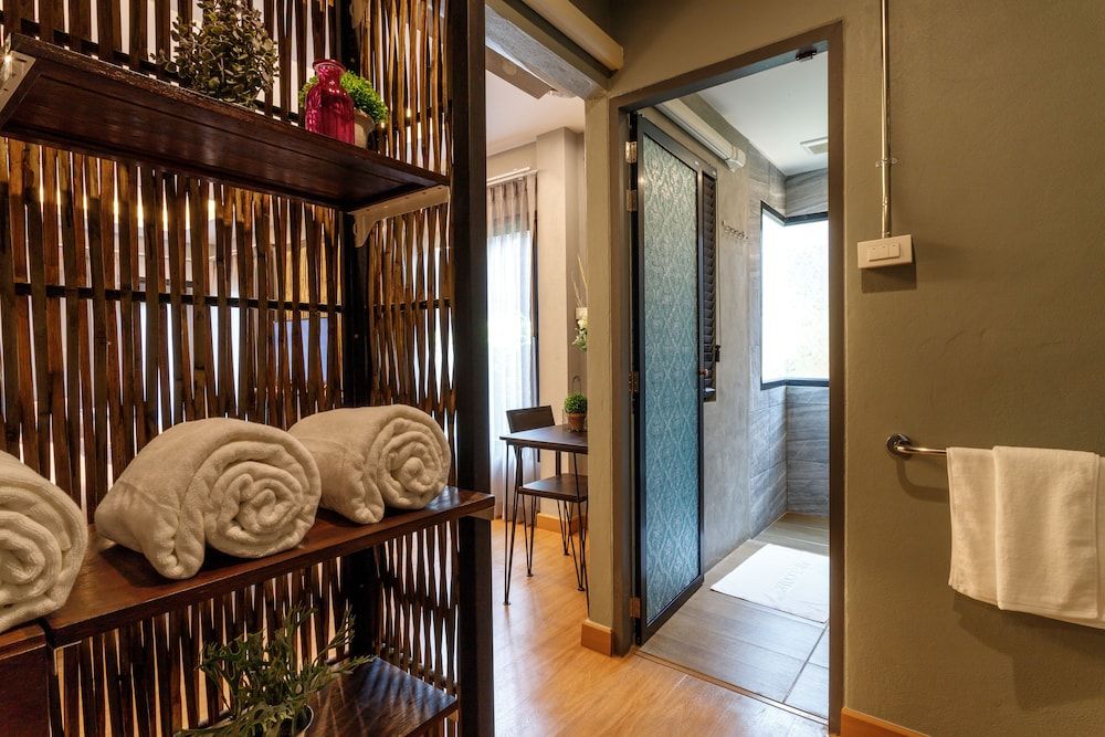 Hostel One Art & Gallery Deluxe Triple Room, Garden View 7