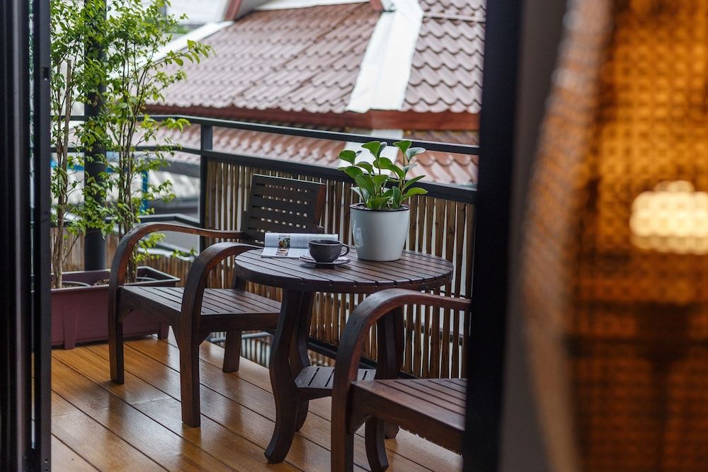 Hostel One Art & Gallery Deluxe Triple Room, City View 6