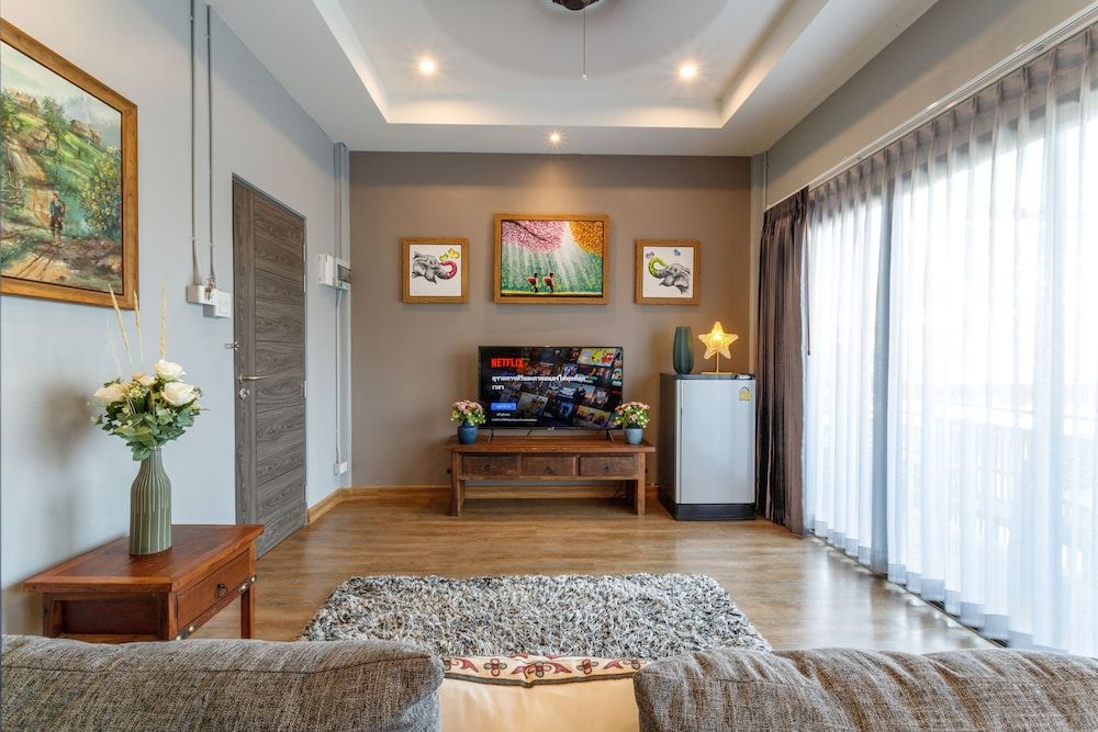 Hostel One Art & Gallery Deluxe Triple Room, City View 12