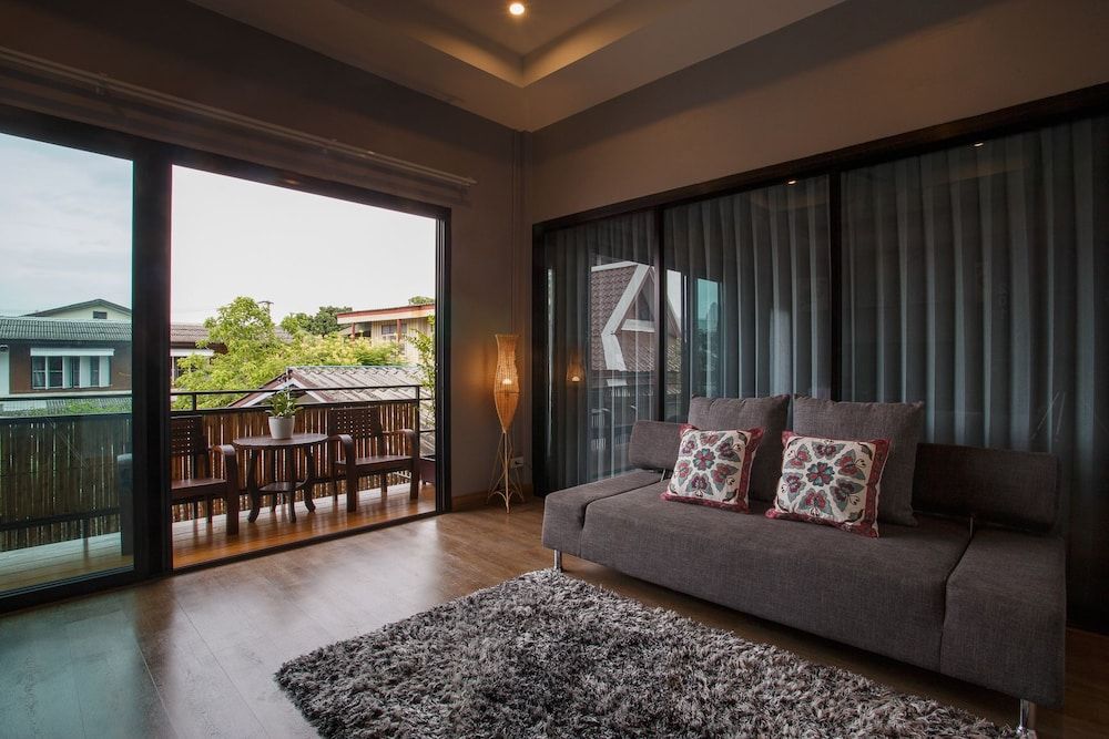 Hostel One Art & Gallery Deluxe Triple Room, City View 15