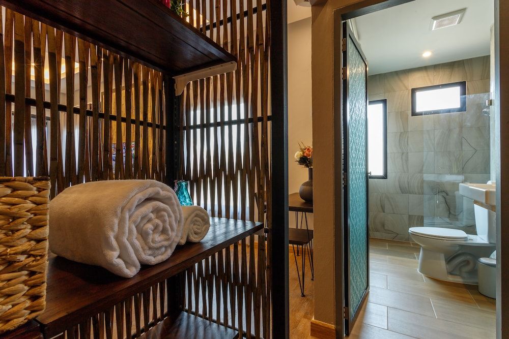 Hostel One Art & Gallery Deluxe Triple Room, City View 13