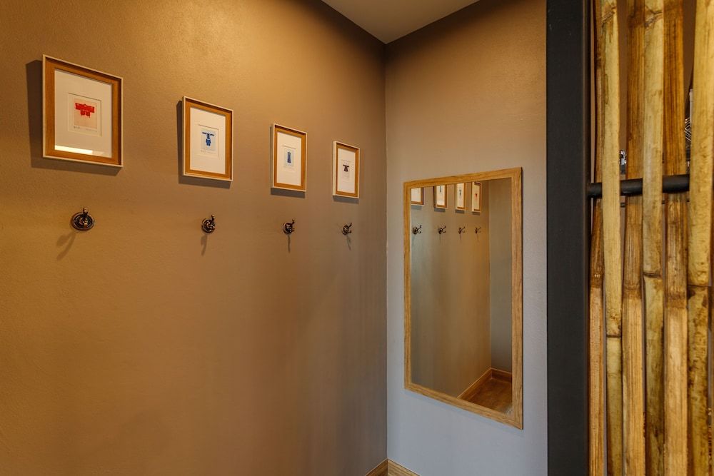 Hostel One Art & Gallery Deluxe Triple Room, City View 8