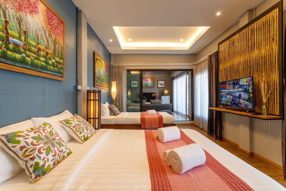 Hostel One Art & Gallery Deluxe Triple Room, City View 4