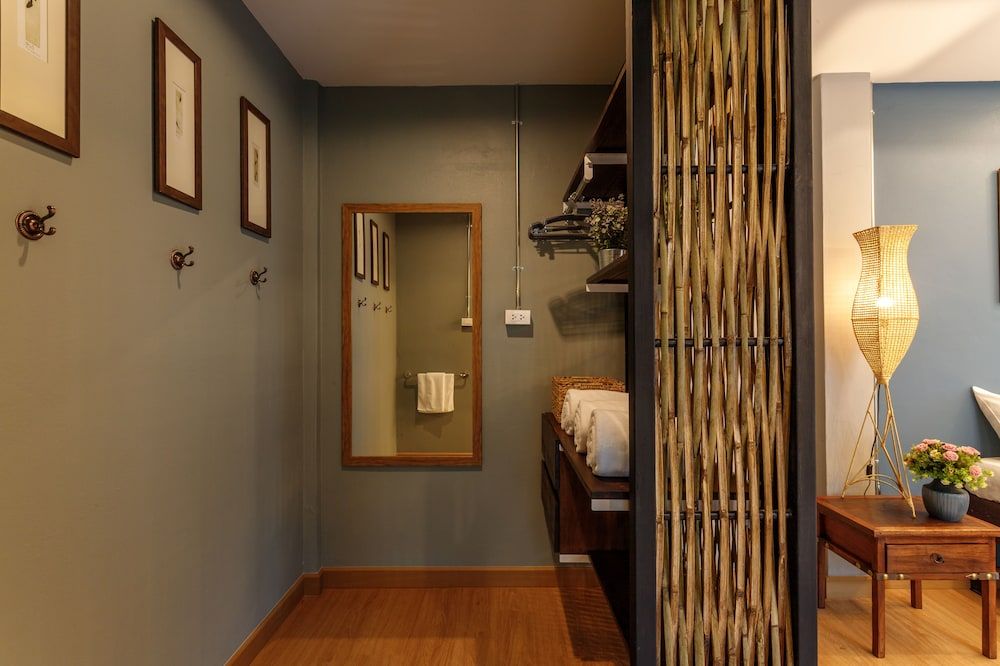 Hostel One Art & Gallery Deluxe Triple Room, Garden View 12