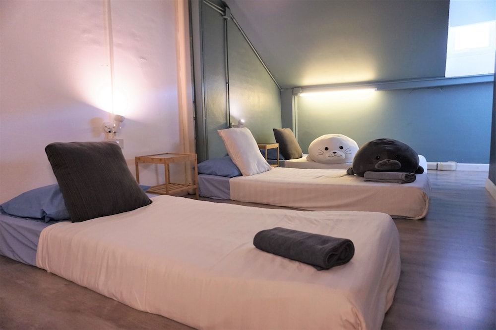 Two Gals And The Pig - Hostel Family Room with Shared Bathroom 2