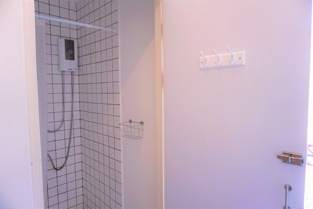 Two Gals And The Pig - Hostel Double Room with Shared Bathroom 7