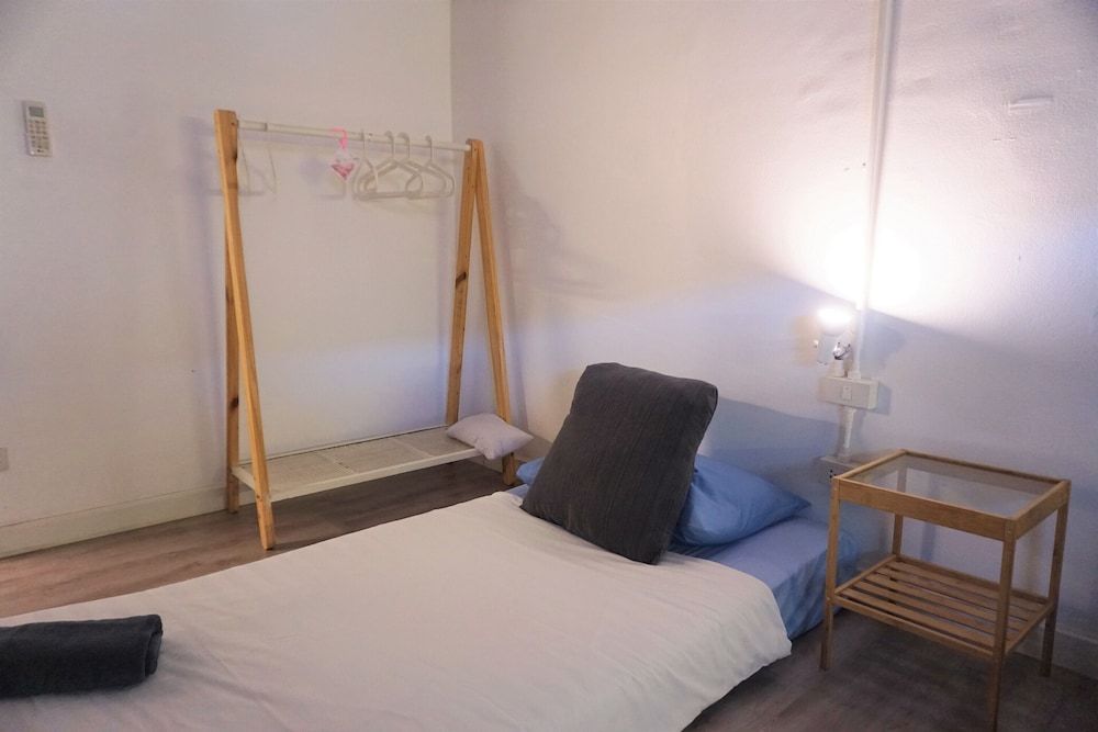 Two Gals And The Pig - Hostel Family Room with Shared Bathroom 4