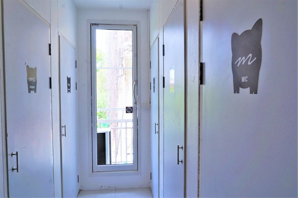 Two Gals And The Pig - Hostel Double Room with Shared Bathroom 9