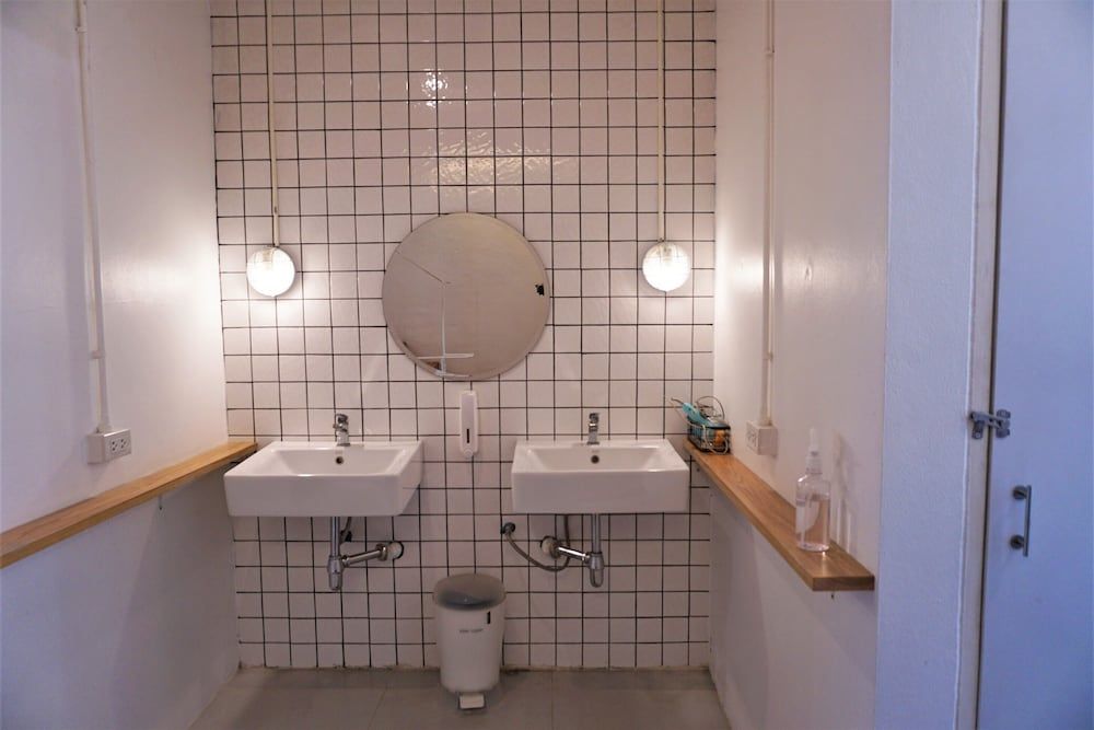 Two Gals And The Pig - Hostel Family Room with Shared Bathroom 14