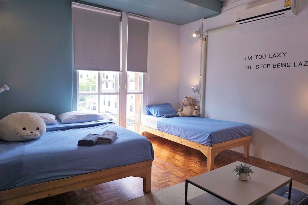 Two Gals And The Pig - Hostel Deluxe Double Room, Shared Bathroom 3