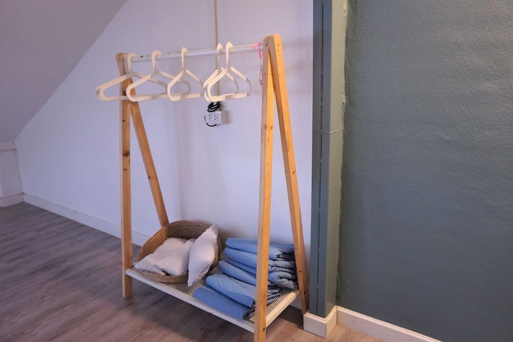 Two Gals And The Pig - Hostel Family Room with Shared Bathroom 6