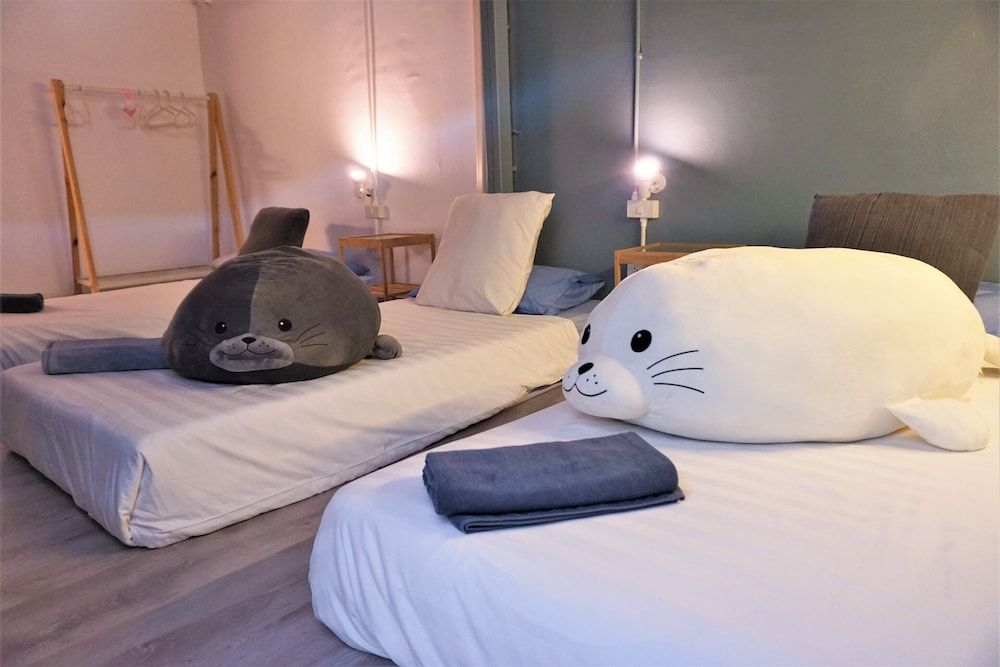 Two Gals And The Pig - Hostel Family Room with Shared Bathroom 3