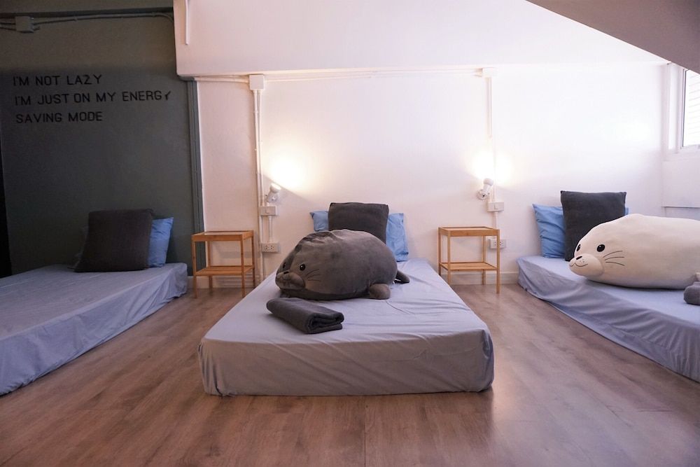 Two Gals And The Pig - Hostel Family Room with Shared Bathroom 8