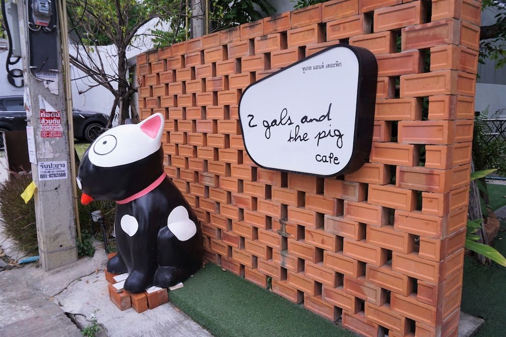 undefined Two Gals And The Pig - Hostel 6