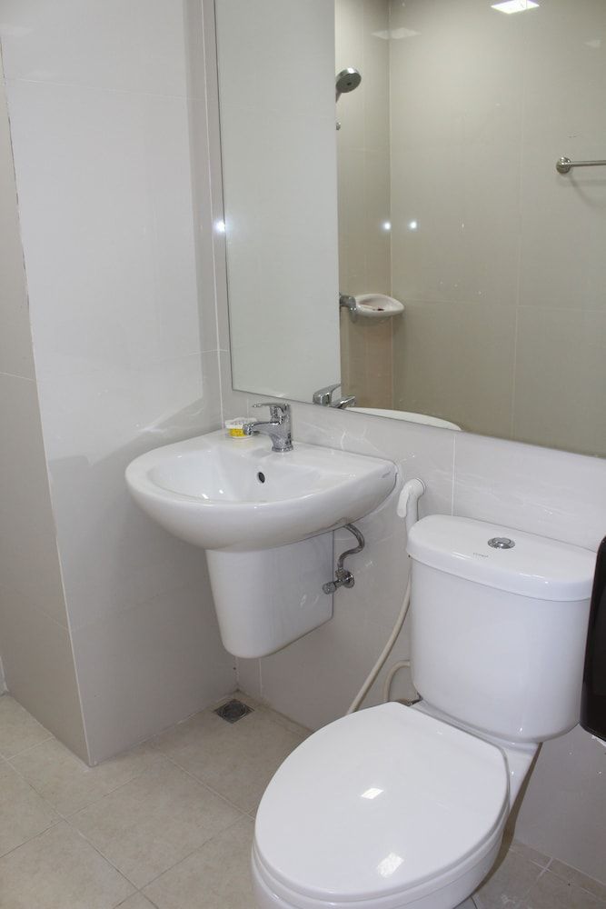 Oyo 75409 Premium The Family Hotel Superior Double Room 8