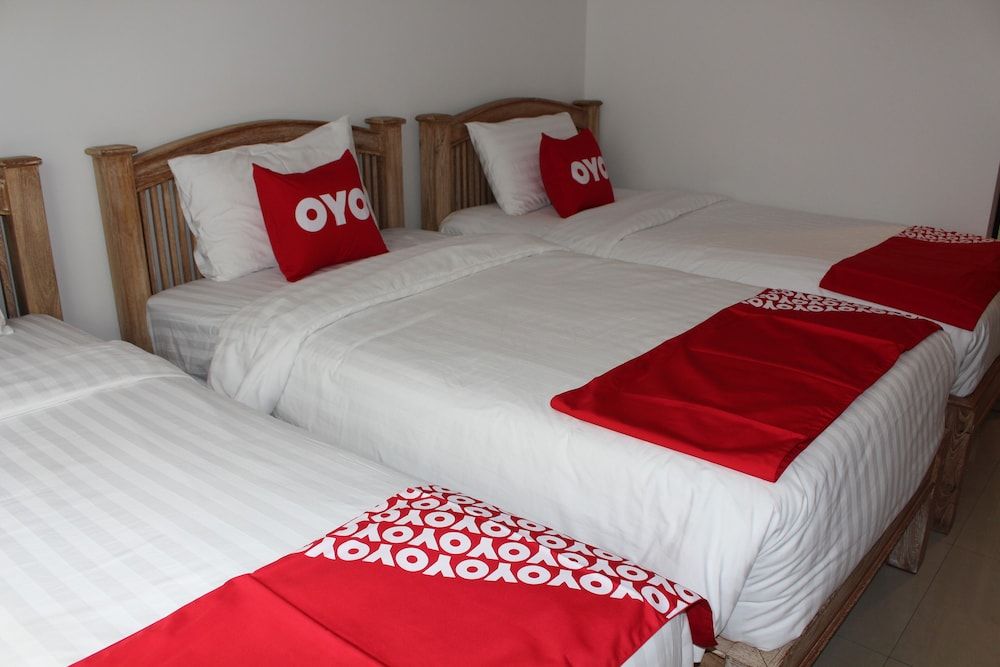Oyo 75409 Premium The Family Hotel Deluxe Triple Room