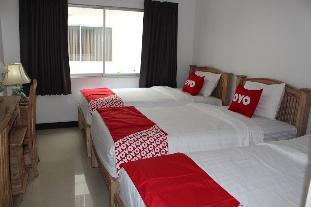 Oyo 75409 Premium The Family Hotel Deluxe Triple Room 2