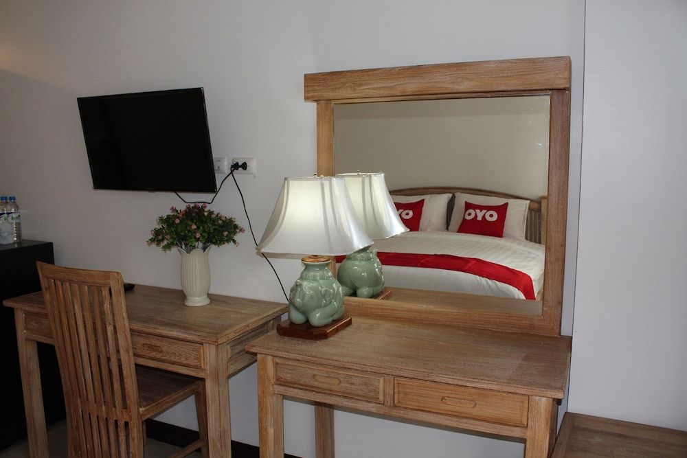 Oyo 75409 Premium The Family Hotel Superior Double Room 5