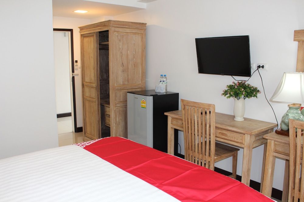 Oyo 75409 Premium The Family Hotel Superior Double Room 10