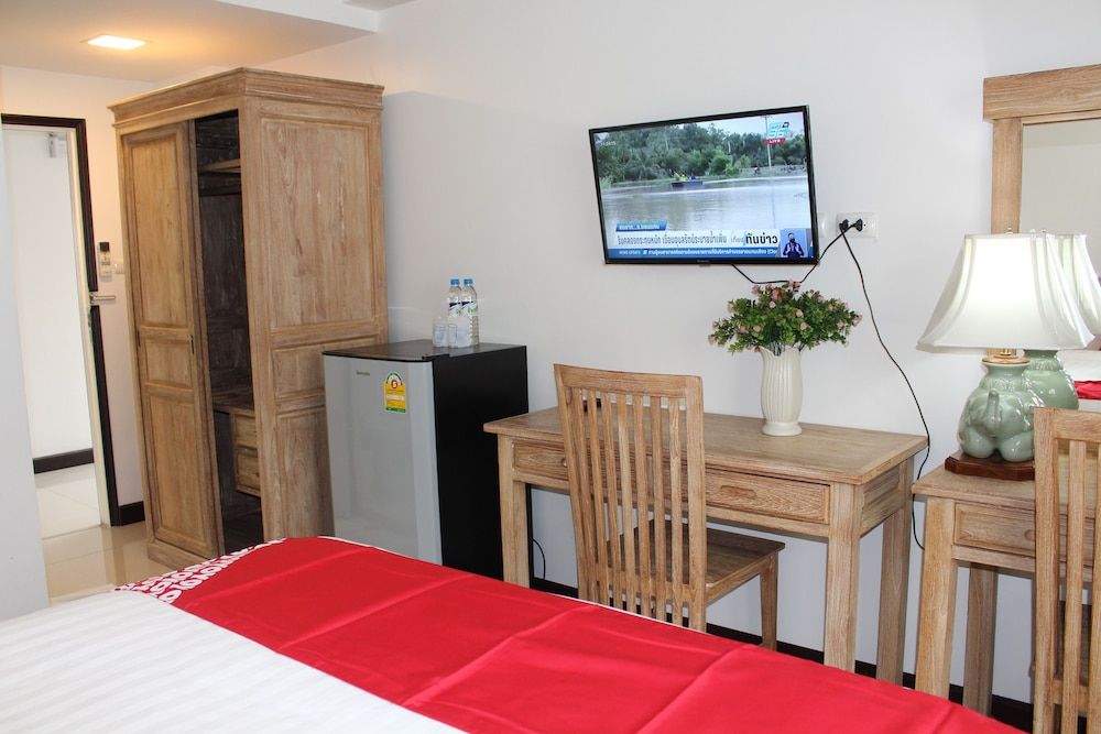 Oyo 75409 Premium The Family Hotel Superior Double Room 9