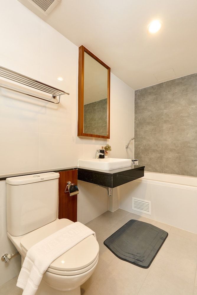 Deep soaking bathtub