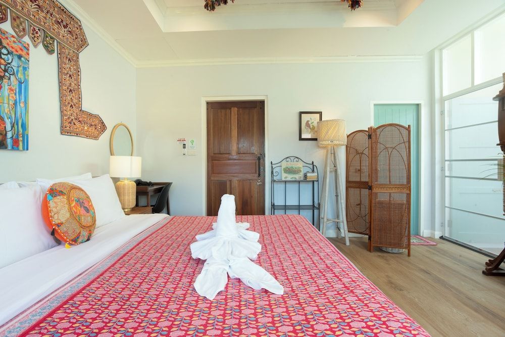 Elite Studio, 1 King Bed, Bathtub, Corner