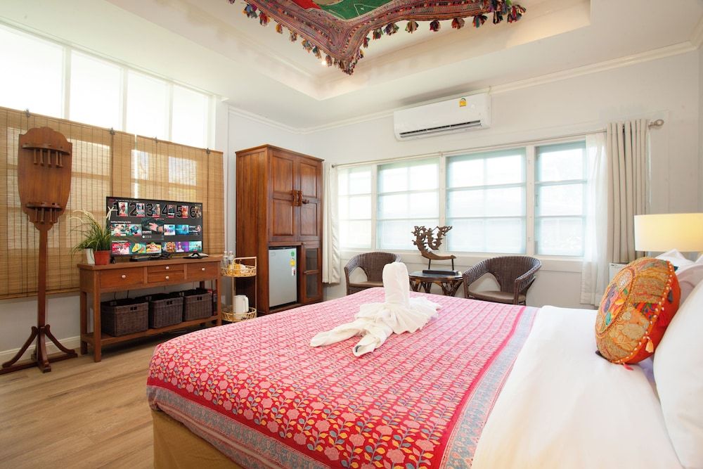 Elite Studio, 1 King Bed, Bathtub, Corner