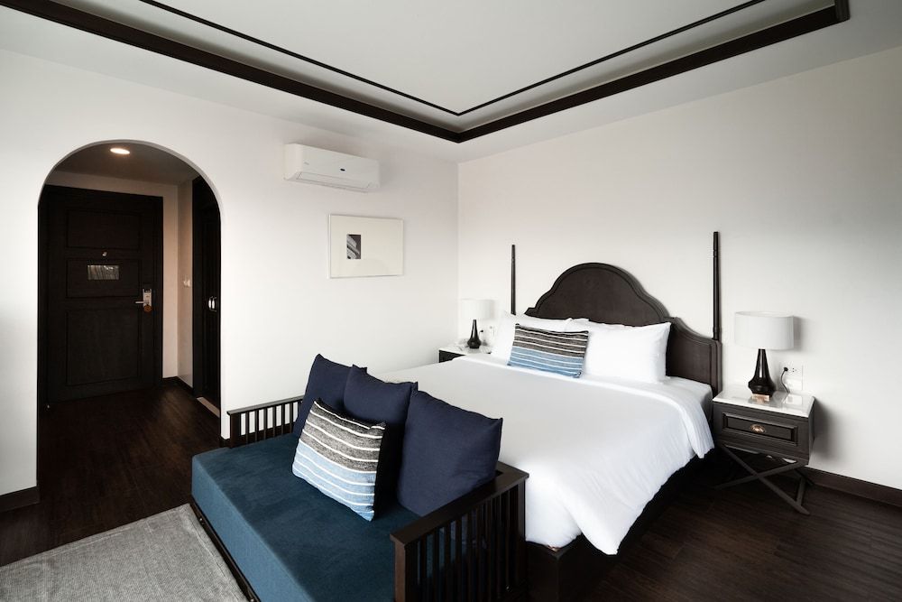 Deluxe Room, 1 King Bed, Corner
