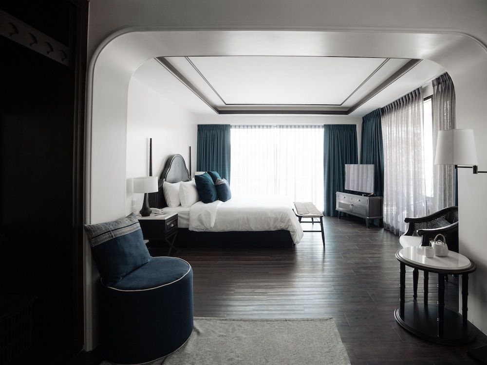 Deluxe Room, 1 King Bed, Bathtub