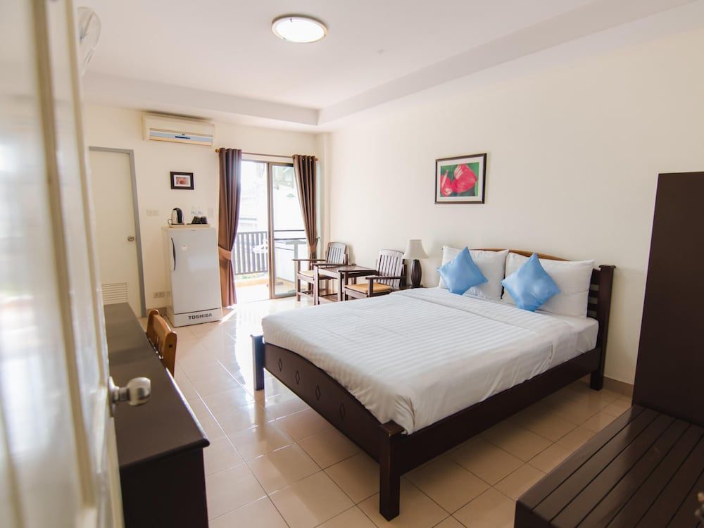 The Social Club Coliving & Coworking Basic Double Room, 1 Large Twin Bed 2