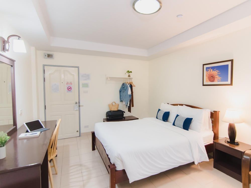 The Social Club Coliving & Coworking Basic Double Room, 1 Large Twin Bed 4