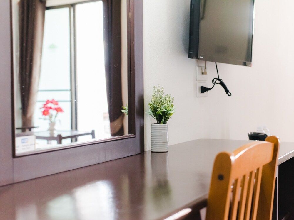 The Social Club Coliving & Coworking Basic Double Room, 1 Large Twin Bed 3