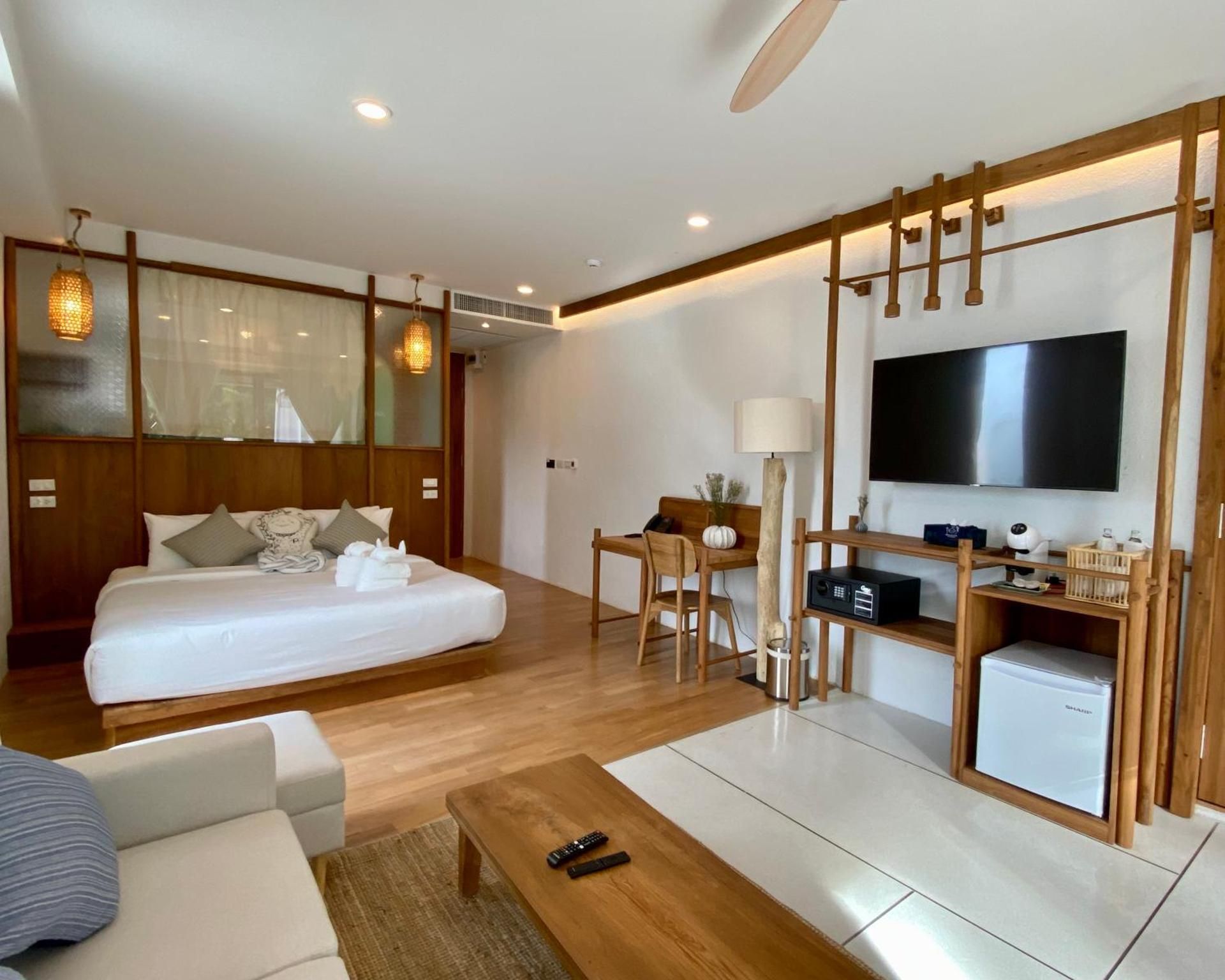 Accessible Luxury Suite with Bathtub on the Balcony