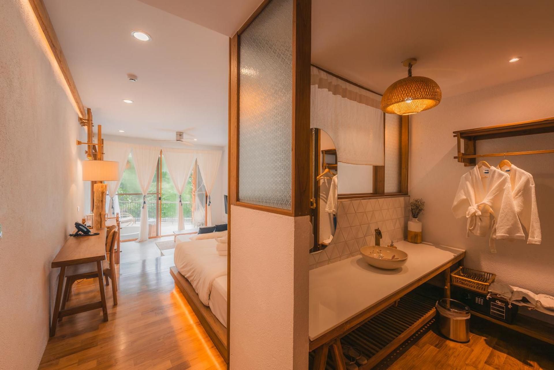 Luxury Suite with Bathtub on the Balcony