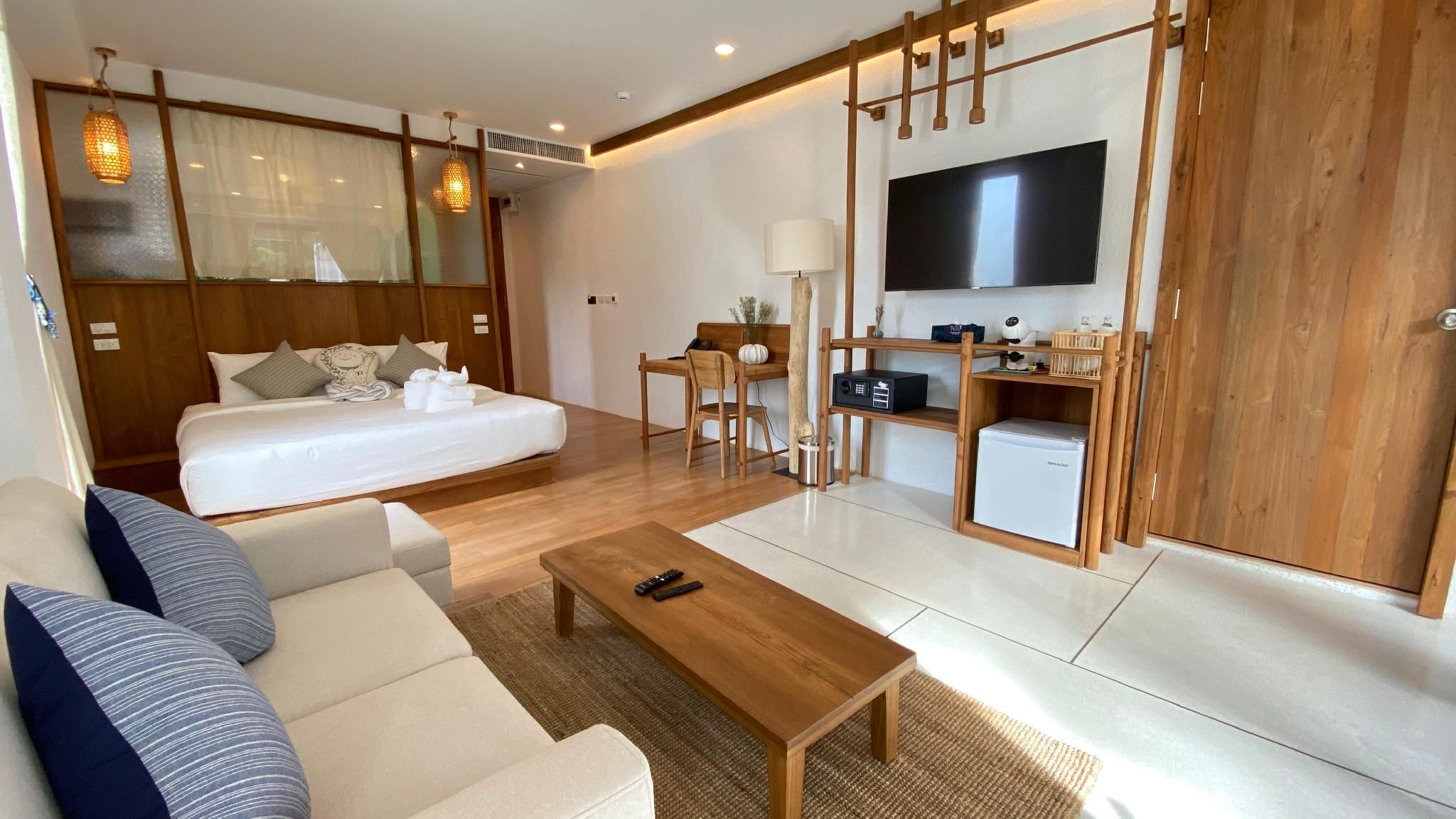 Accessible Luxury Suite with Bathtub on the Balcony