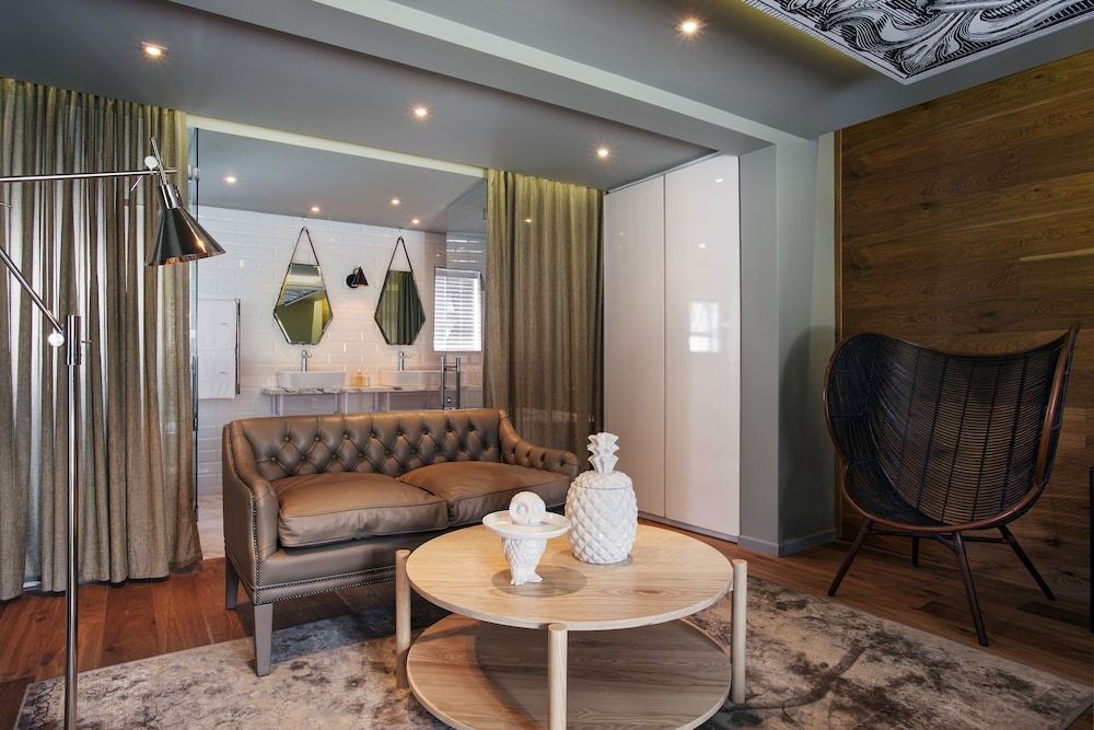 Majeka House Suite, 1 King Bed (Poolside Choice room) 8