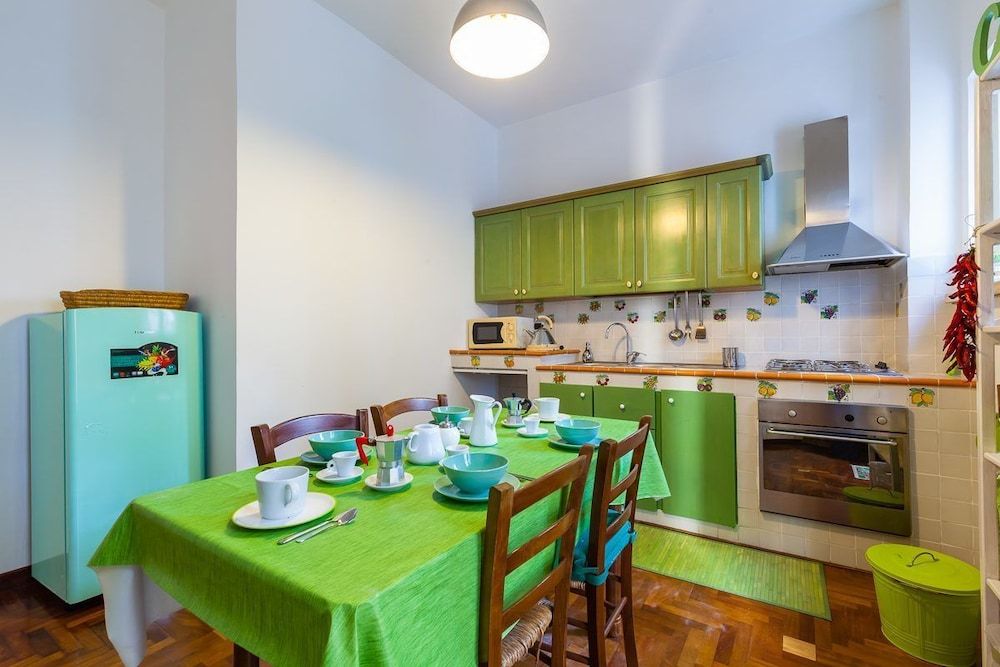 Large Apartment in the Heart of Chiaia Apartment, 3 Bedrooms 16