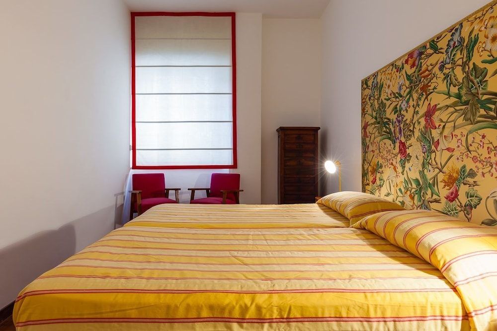 undefined Large Apartment in the Heart of Chiaia 4