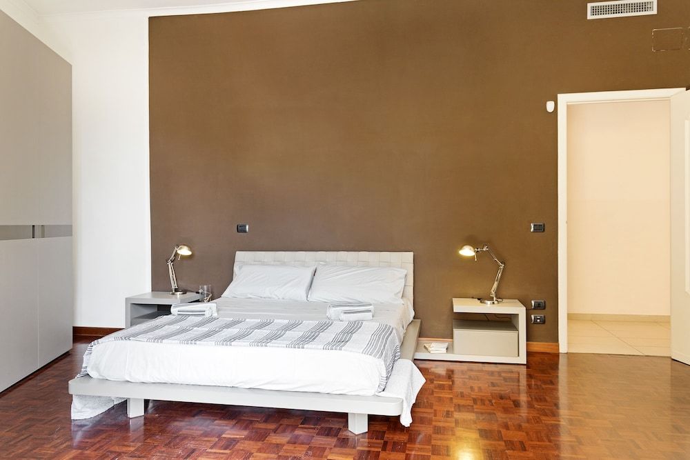 Salvator Rosa Metro Station Flat Apartment, 4 Bedrooms 4