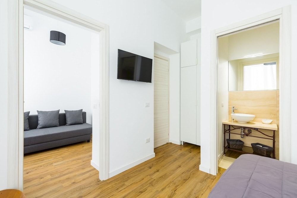 Barrio 133 - Double Bedroom in Center by Napoliapartments Apartment 23