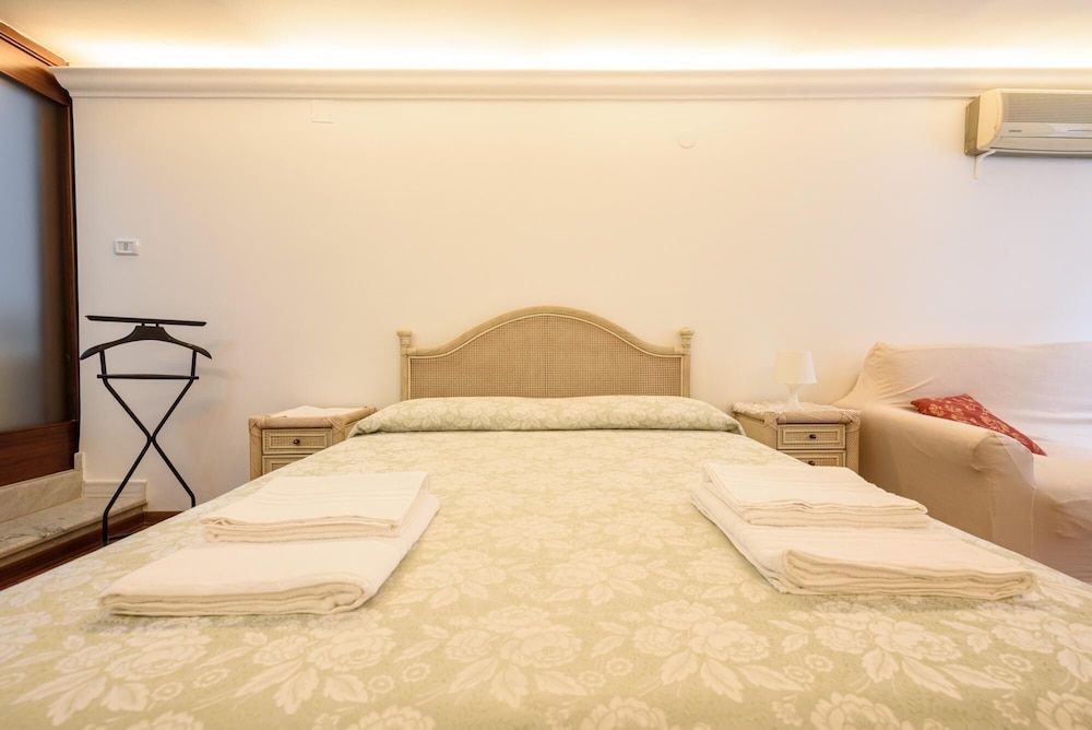 undefined Via Avvocata 25 in Napoli 3