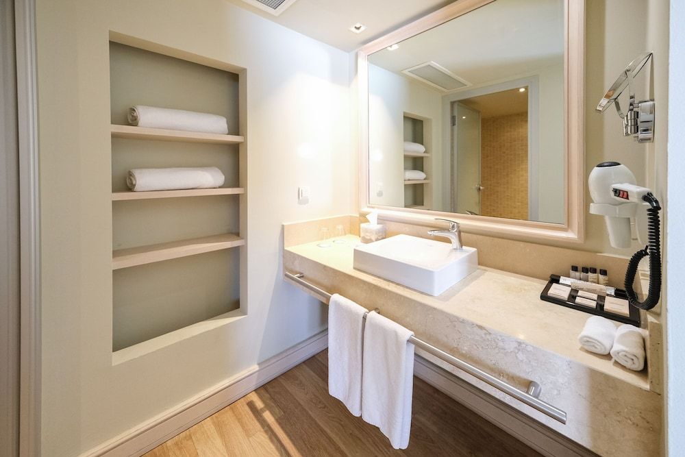 Yacht Club Deluxe Plus Room 4