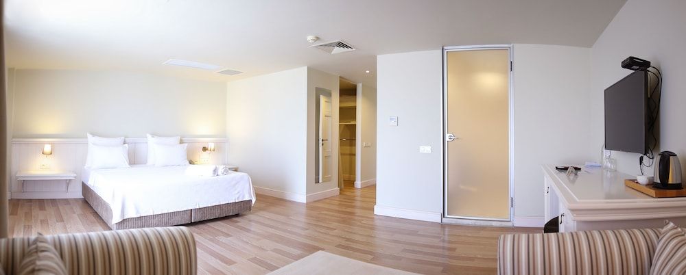 Yacht Club Family Room 4