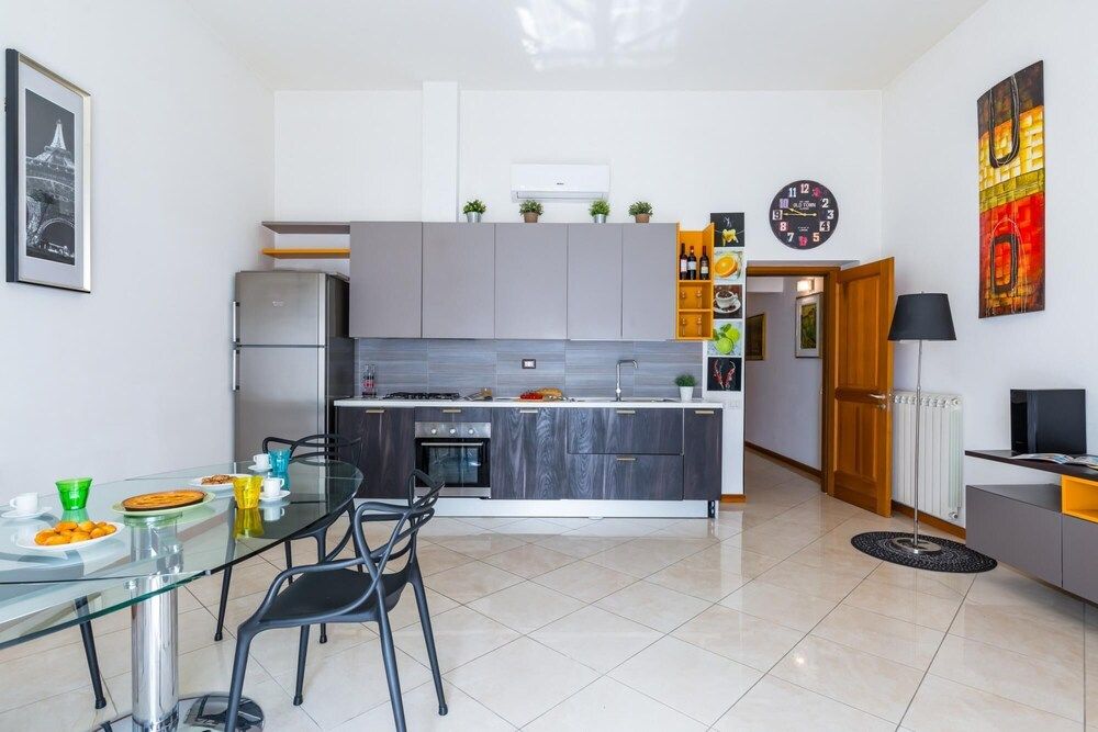 undefined Modern Apartment Next to Piazza Dante 2