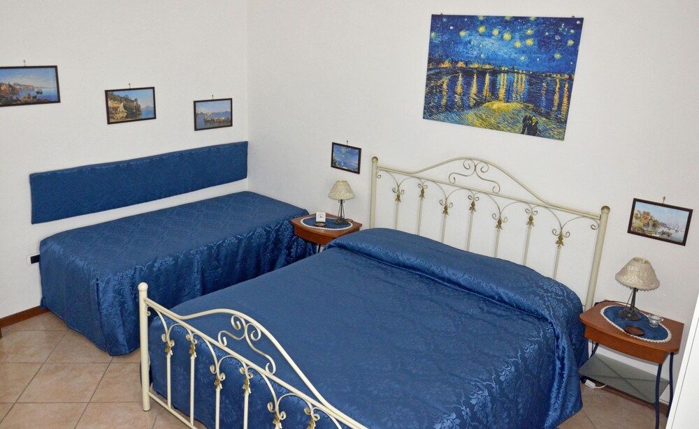 Bed & Breakfast A Castel Capuano Family Room 2