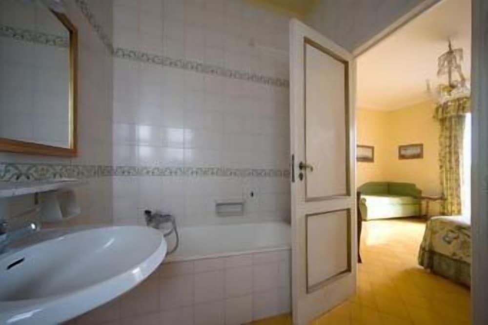 B&B Riviera di Chiaia Triple Room, Balcony, Sea View 9