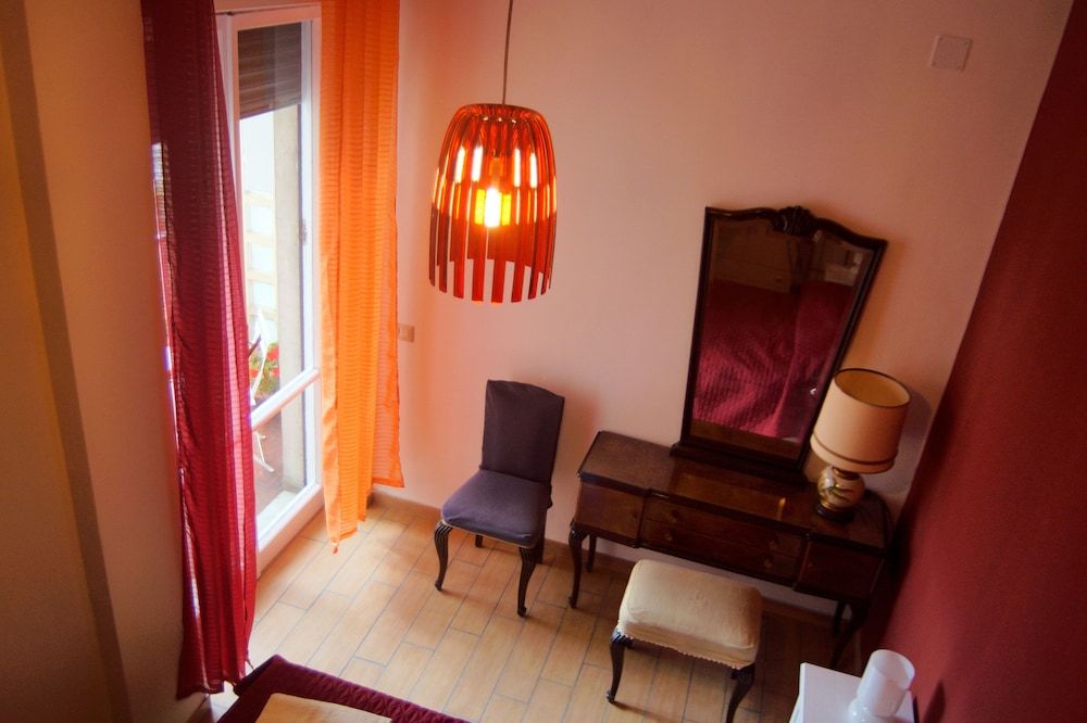 undefined B&B Bibliotechina 4